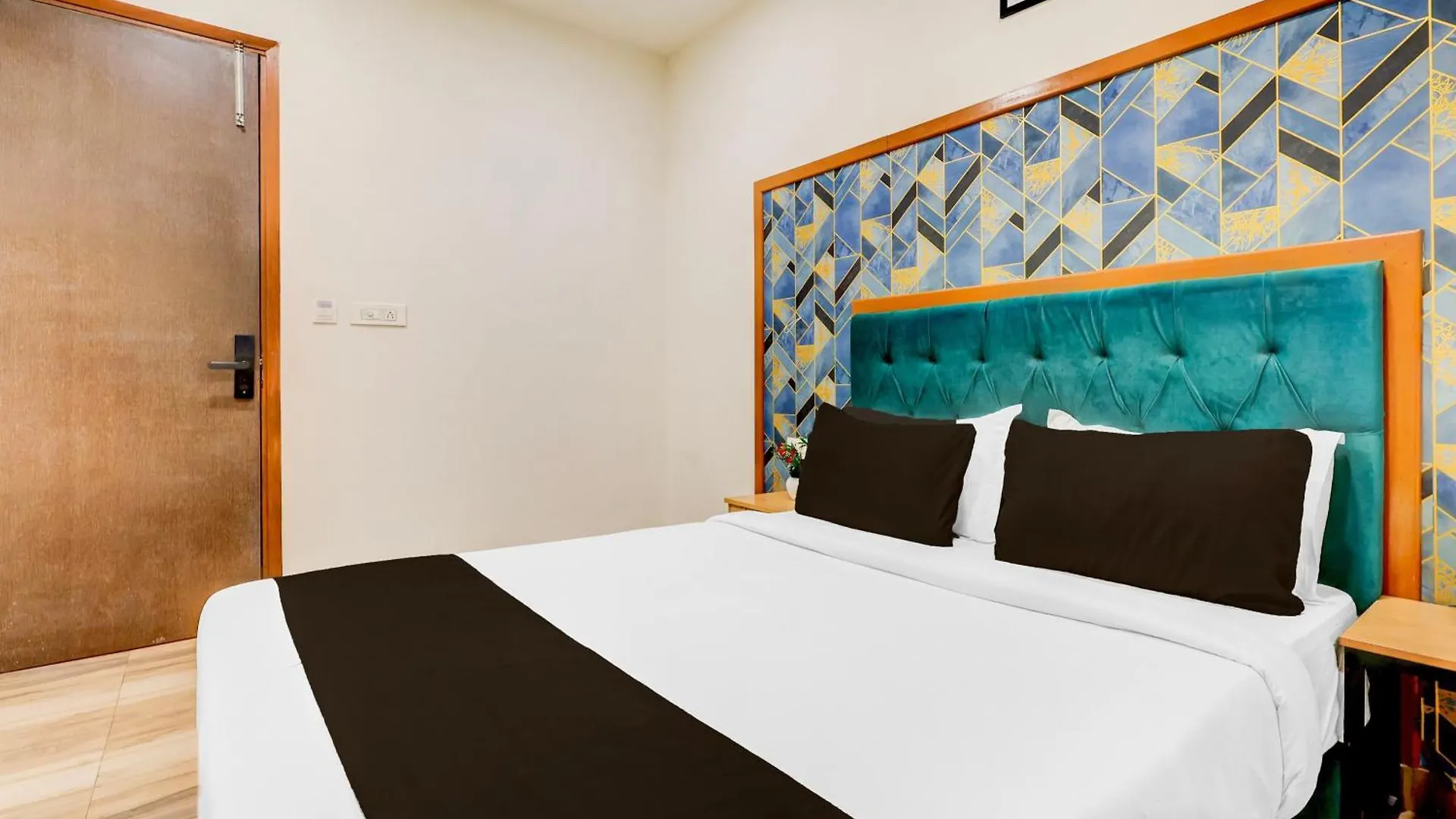 4 Smart OYO Hotels Near IIPM New Delhi Worth Booking