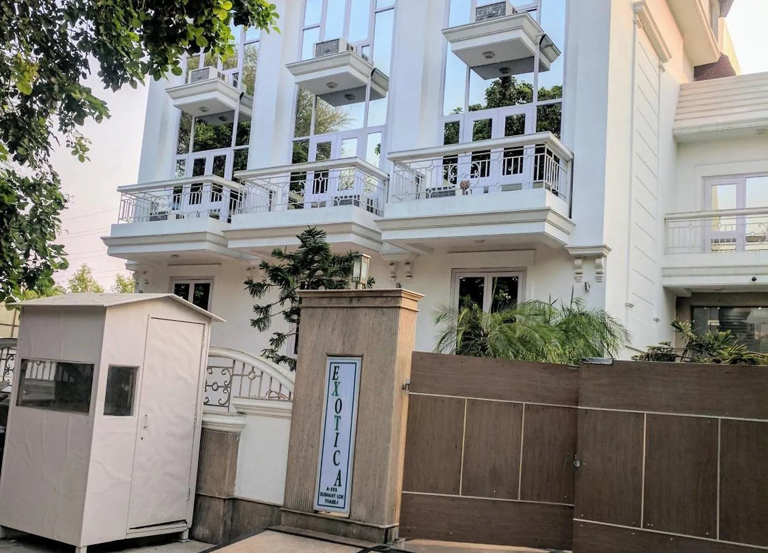 15 Business Hotels Near Ambience Mall That Deliver