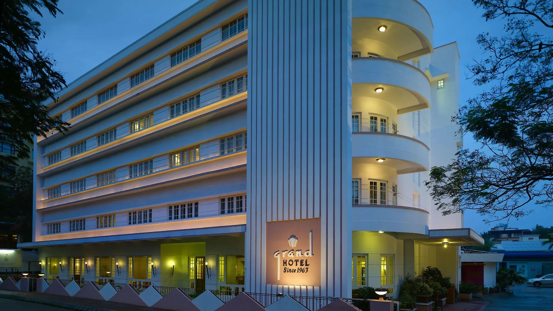 6 Business Hotels Near Center Square Mall for Corporate Stays
