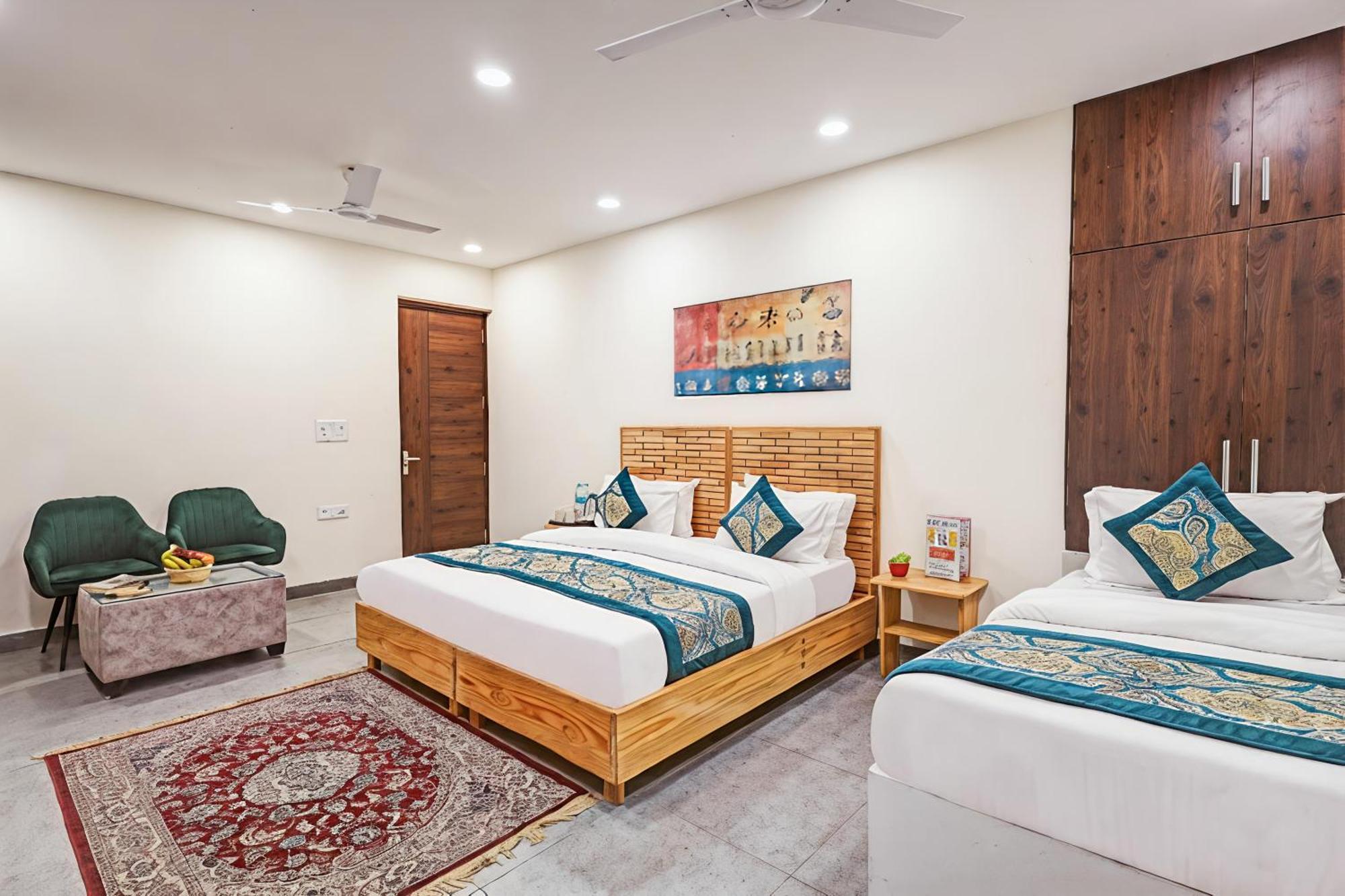 Staying Near Salt March Statue: 11 Family Hotels Compared