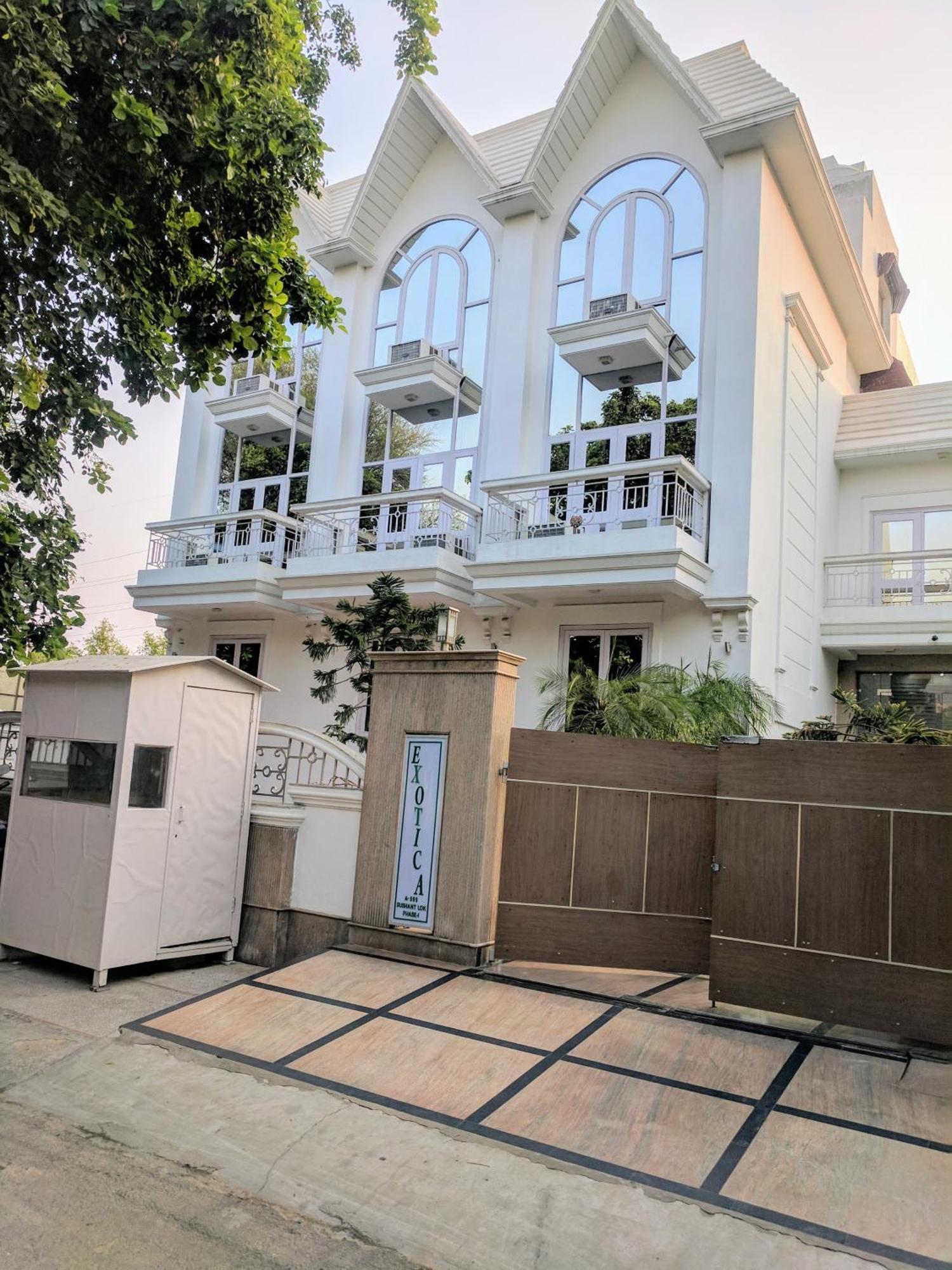 15 Business Hotels Near Ambience Mall That Deliver