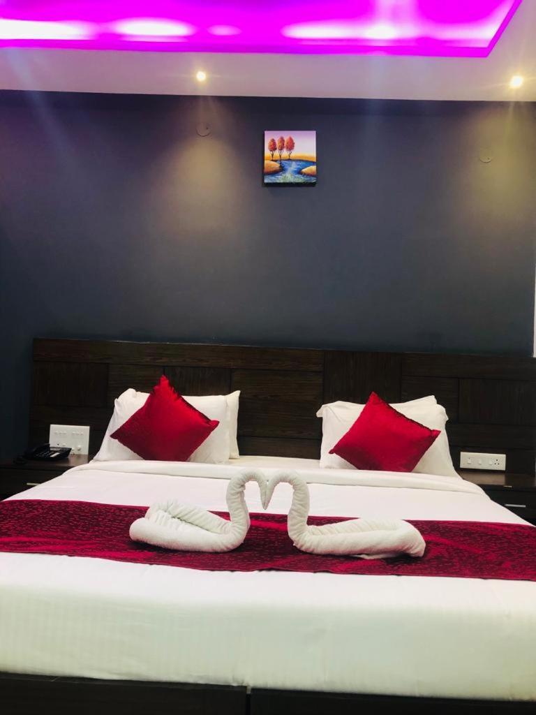 Where to Stay Near Madikeri Fort: 4 Family Hotels Compared